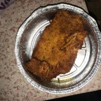 Filete de Pescado Empanizado · Breaded fish fillet with a side. 