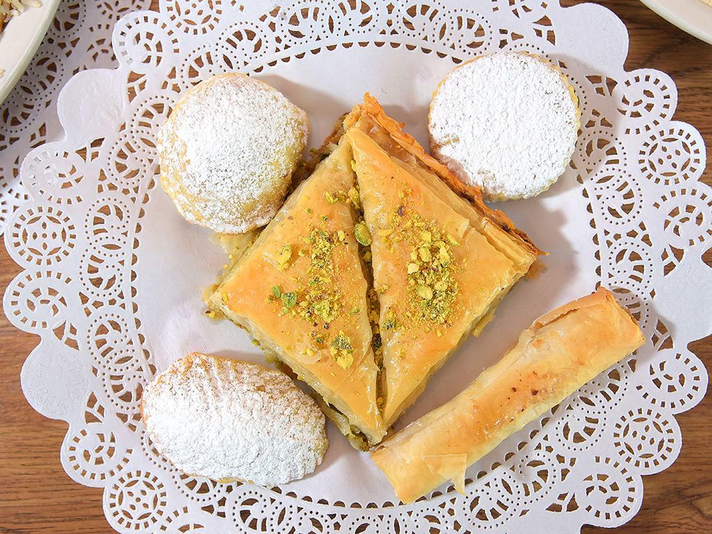 Baklava walnut · Sheets of filo richly endowed with pistachios or walnuts and sweetened with sugar syrup.