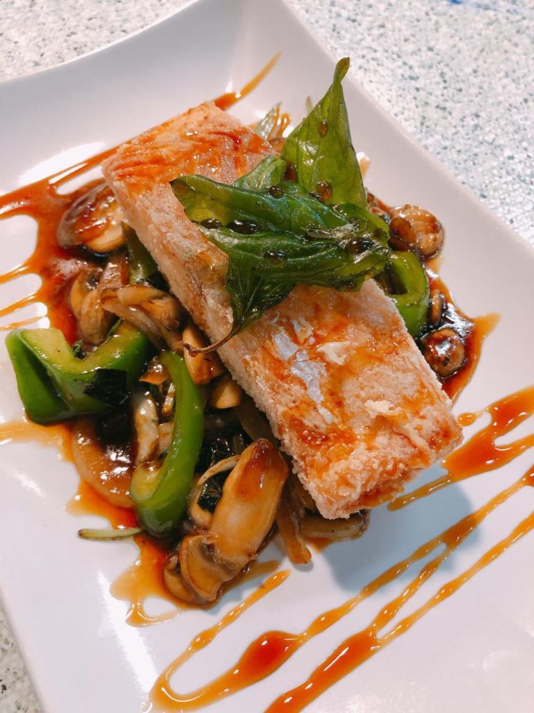 P6. Basil Salmon · (GF*) Crispy hand-battered salmon fillet deep fried on a bed of stir fried basil, bell pepper, mushroom and yellow onion and our house sauce. Served with Jasmine rice