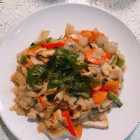 N3 Pad Kee Mao (Drunken noodles) · (GF*)Flat noodle stir fried with *mushroom, bell pepper, tomatoes, carrot, green beans and b...