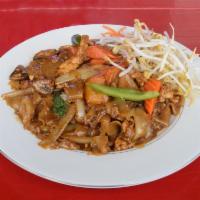 4. Pad Kee Mao Noodles · Stir-fried flat noodle with bell pepper, egg, mushroom, onion, basil, broccoli, and carrot.