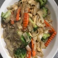 Si Eew · Stir-fried rice noodle with broccoli, carrots and egg.