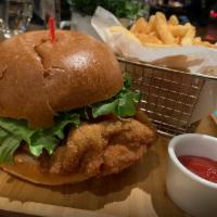 Sandwich de Milanesa de Pollo  · Breaded Chicken with lettuce and tomatoes with french fries.