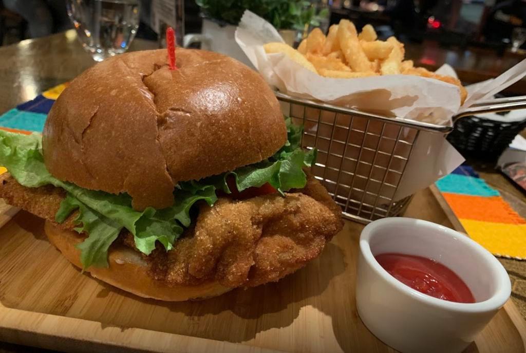 Sandwich de Milanesa de Pollo  · Breaded Chicken with lettuce and tomatoes with french fries.