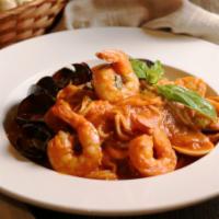 Linguini Frutos del Mar · Clams, mussels, fish, and shrimp served over a bed of linguine pasta in marinara sauce.