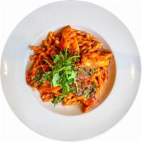 Gemelli Arugula e Pollo · Twisted pasta with sliced chicken breast, arugula and tomato sauce.