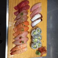 SS4. Small Sushi Tray Special · 14 pieces of chefs choice nigiri sushi and California roll.