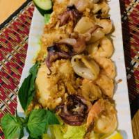 Garlic Seafood Medley · Sautéed Garlic Squid,  Shrimp, & Fish with Thai Seasoning and Sriracha Aioli