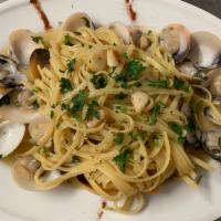 Linguine alle Vongole · Homemade linguine with clams, garlic and extra virgin olive oil.