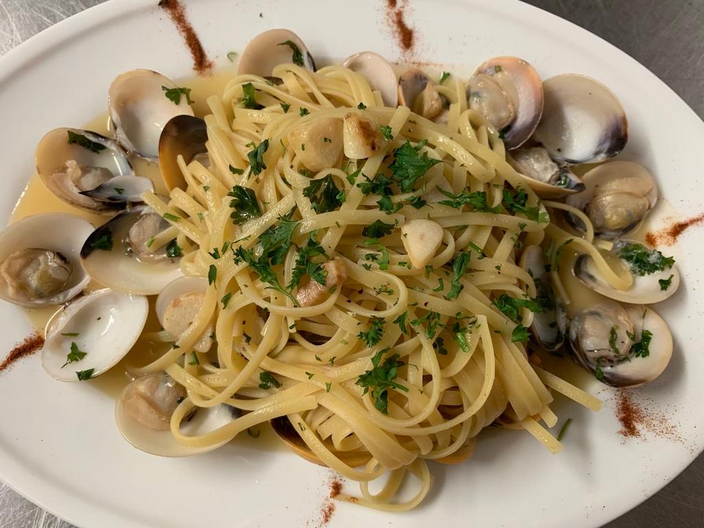 Linguine alle Vongole · Homemade linguine with clams, garlic and extra virgin olive oil.