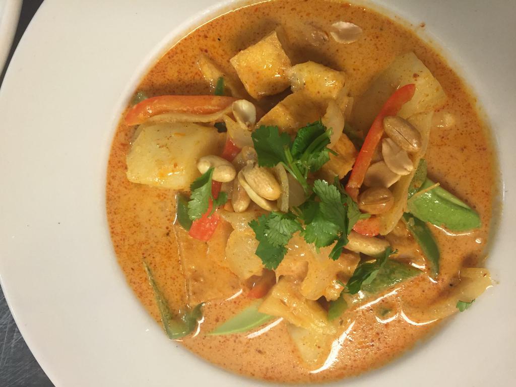 Palace Curry · Tofu, avocado, pineapple, potato, bell pepper, onion in massaman curry with peanut on top served with steamed rice. Vegetarian. Spicy.
