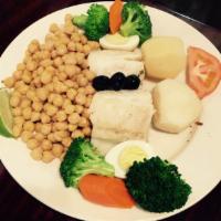 Bacalhau Cozido com Grao e Legumes  · Steamed codfish with potatoes, chickpeas and veggies.