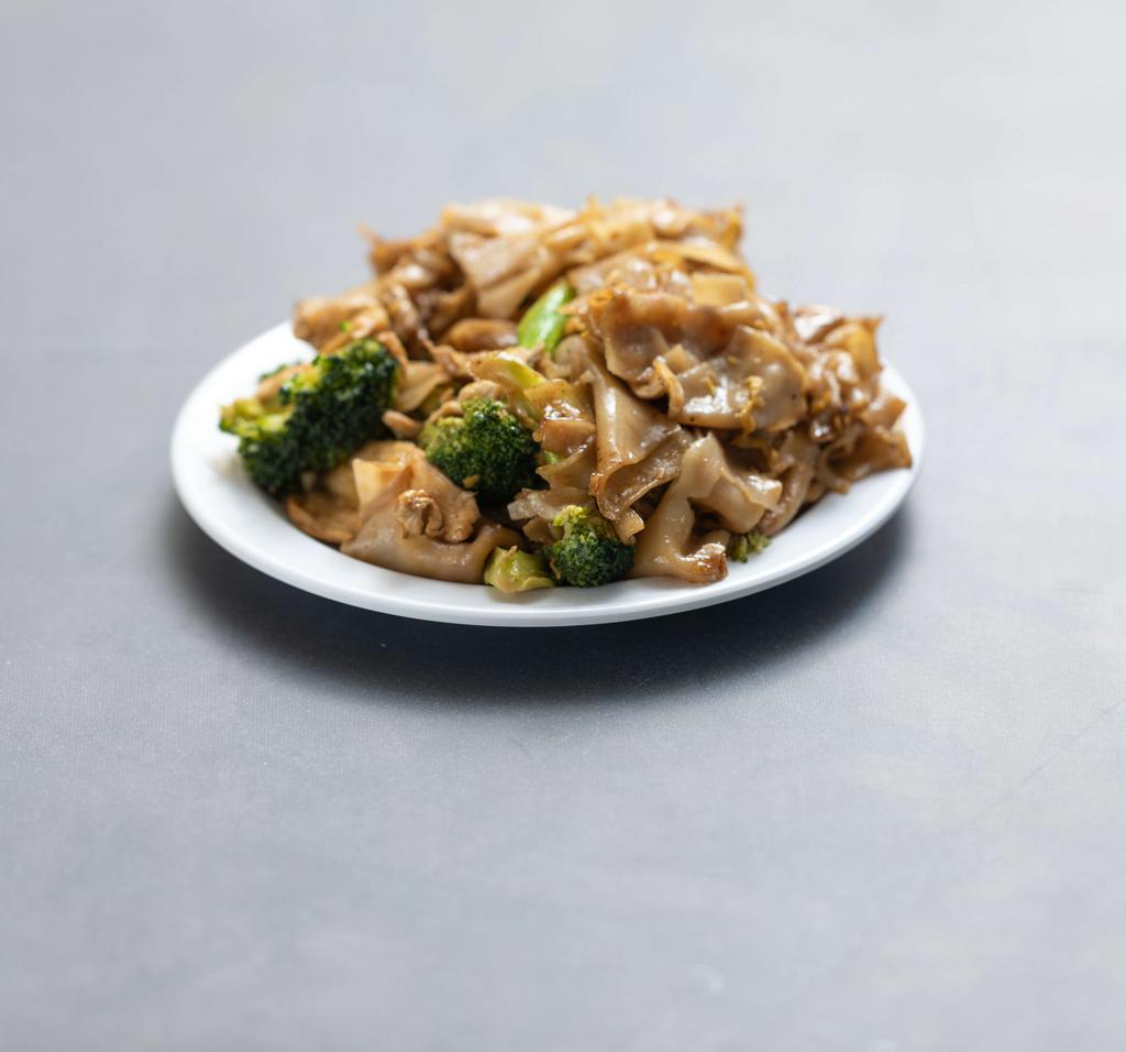 Pad Se Ew · Pan fried soft flat noodles with egg, garlic and broccoli.