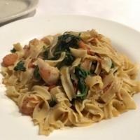 Makaronada · Pasta with shrimp and spinach; served in choice of tomato sauce or white wine sauce.