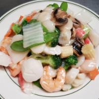 S1. Seafood Delight Specialty · Jumbo shrimp, scallop, crab meat, and squid sauteed with vegetables in white sauce.