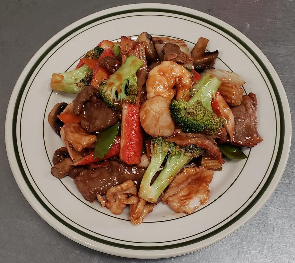 S2. Happy Family Specialty · Sliced pork, chicken, beef, shrimp, crab meat, and scallop sauteed with vegetable in brown sauce.