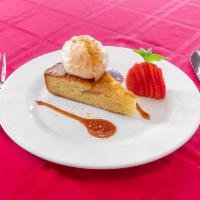 Tarta de Pera · Almond pound cake with pear served with caramel sauce and ice cream.
