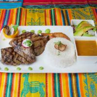 Entrana a la Parrilla, Arroz, Menestra y Ensalada · Skirt steak, rice, beans and salad.