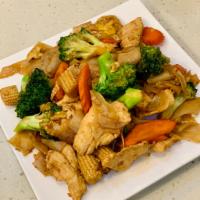 Pad See Ew chicken  · Pan fried flat rice noodle with eggs, broccoli, baby corn, carrot and sweet soy sauce.
