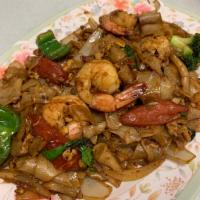 Drunken Noodle Shrimp · Pan fried flat rice noodle with sweet chili sauce, eggs, onion, bell pepper, broccoli, tomat...