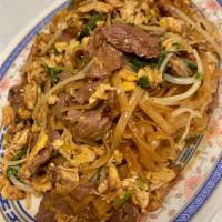 Pad Thai Beef  · Rice noodle stir fried with eggs, bean sprout, green onion and cilantro. 