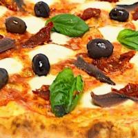 Napoli · Tomato sauce, diced mozzarella fior di latte, anchovies, olives and basil.