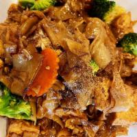 N3. Pad See Ew · Wok+fried flat noodles with egg, broccoli and carrots in lightly sweetened black soy sauce.