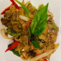 N3 Pad Kee Mao · Wok fried flat noodles with egg, onions, bell peppers, garlic, broccoli, Thai chili and basil