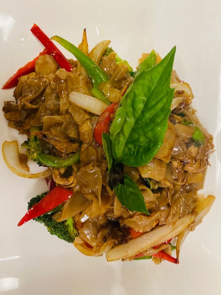 N3 Pad Kee Mao · Wok fried flat noodles with egg, onions, bell peppers, garlic, broccoli, Thai chili and basil
