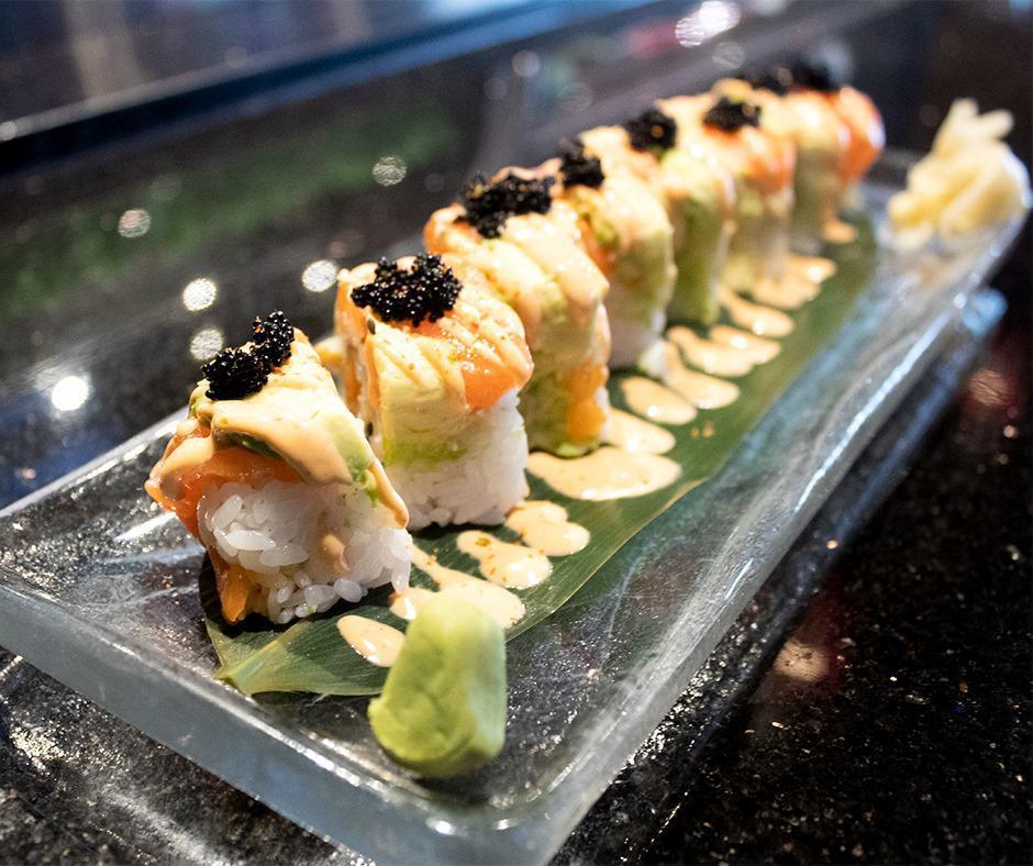 34 Tiger Roll · Crunchy spicy salmon, cucumber, outside with salmon, avocado, tobiko and service with lemon chili mayo sauce.