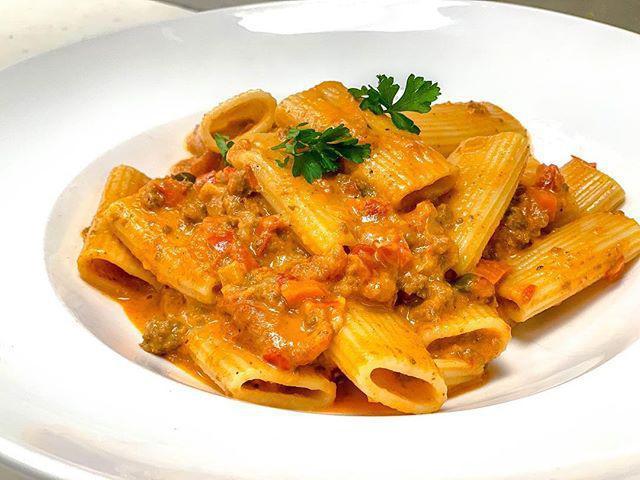 Rigatoni with Vodka Sauce · Ground beef, bell peppers, parsley and creamy vodka red pepper sauce.