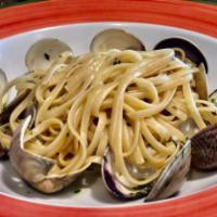 Linguine alle Vongole · Fresh clams, garlic and parsley in a white wine sauce with a touch of extra virgin olive oil.