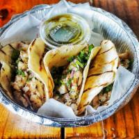 Orden de tacos (3) · Cebollín y cilantro picado acompañado con nopal ,rábano, limón, salsa verde o roja .
