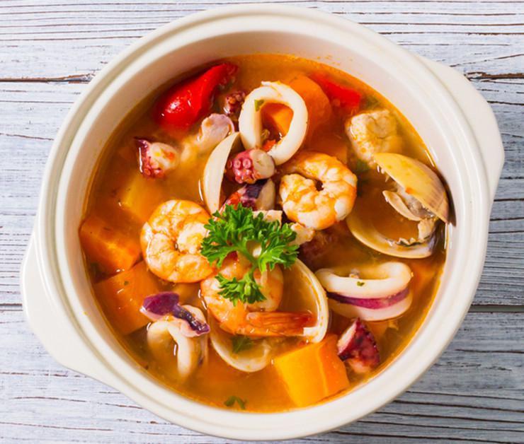Seafood soup 海鲜汤 · shrimp，white fish，scallop，mussels ， vegetable & tofu 
