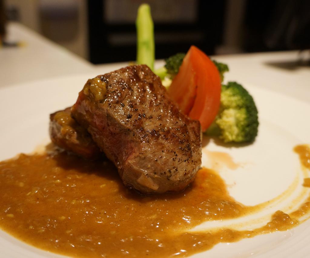 Japanese Curry Steak 日式咖喱牛排 · 8 oz. Steak served with special curry sauce. Served with miso soup or garden salad and rice.
