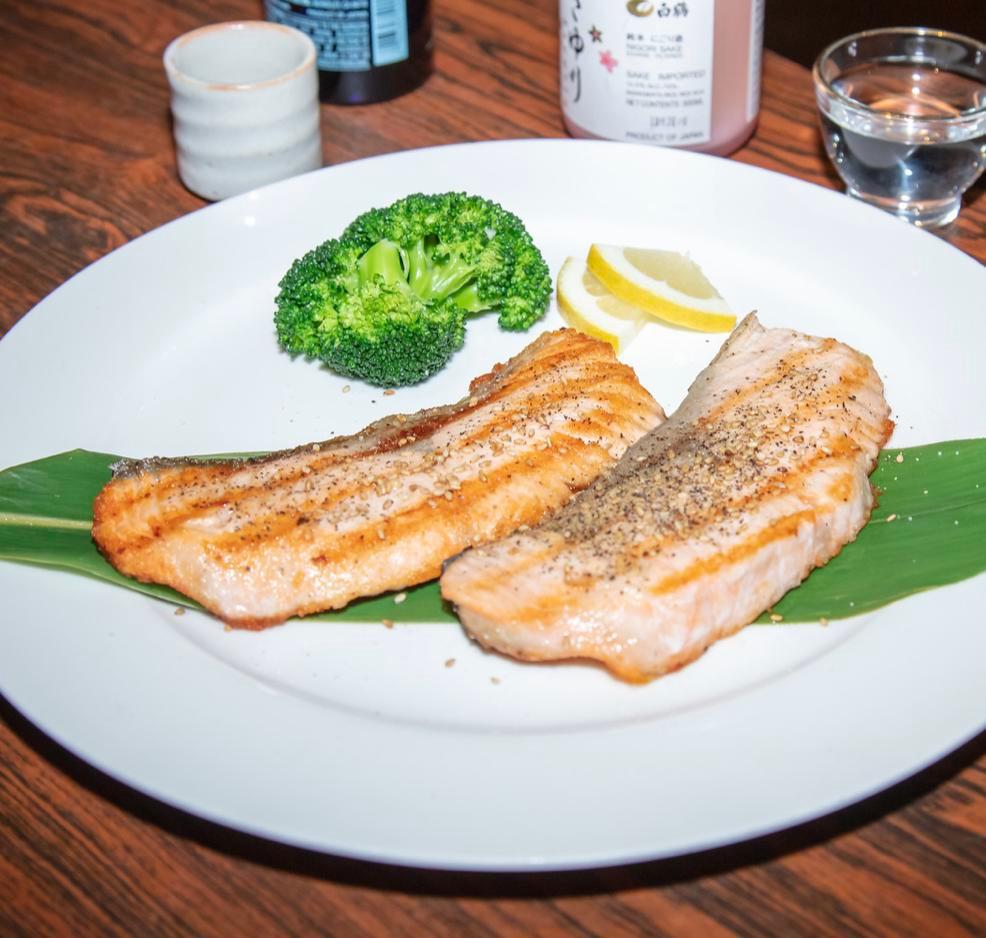 Salmon Shiyoyaki · Grilled salmon with salt and pepper, broccoli.