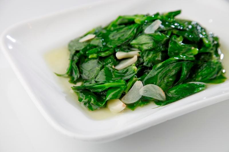 Sauteed Pea Sprouts with Garlic 蒜子豆苗 · 