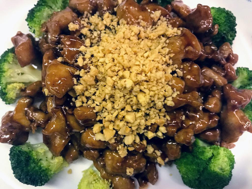 C15. Pon Pon Chicken · Tender chicken shredded in chef's special sauce, served with broccoli and minced peanuts. Served with your choice of rice.