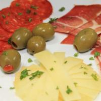 Entremes · Cured ham, salami, manchego cheese and olives. 