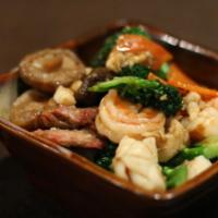 Cs4. Happy Family · Beef, shrimp, chicken and scallop sauteed in zesty with brown sauce, vegetable and crab meat...