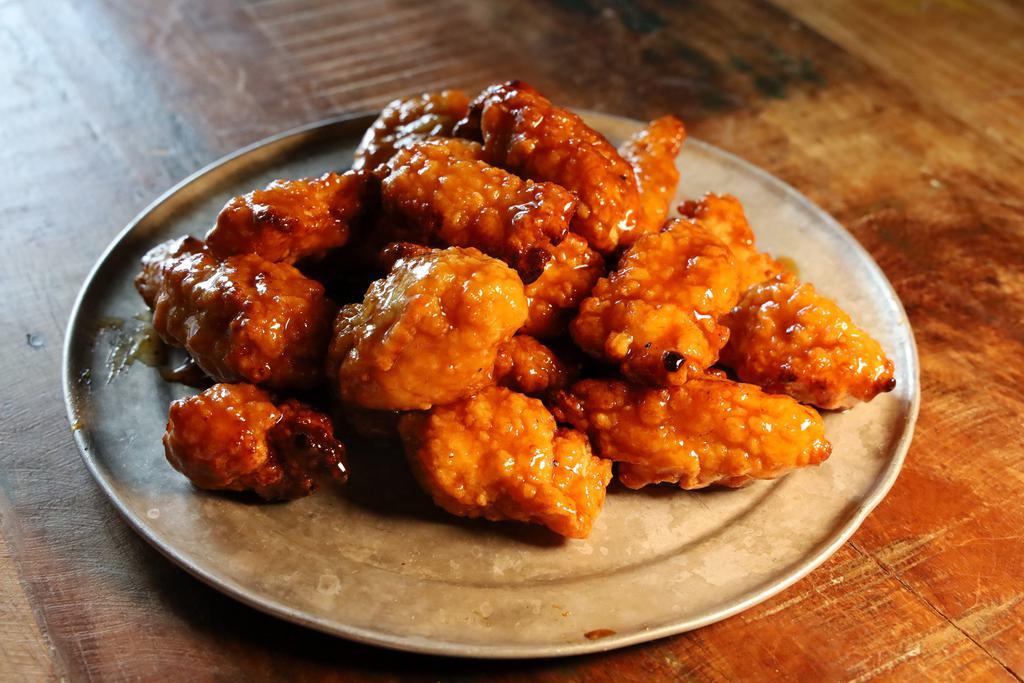 Boneless Wings · Juicy All-White Chicken, Lightly Breaded and Handspun in Your Choice of Sauce. 
HANDSPUN IN CHOICE OF SAUCE