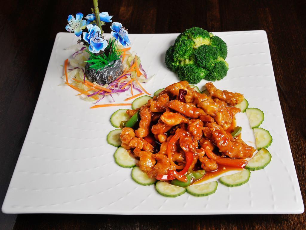 General Tso's Plate · Sauteed with broccoli and bell pepper in a spicy brown sauce. Served with salad and white rice, fried rice or brown rice.