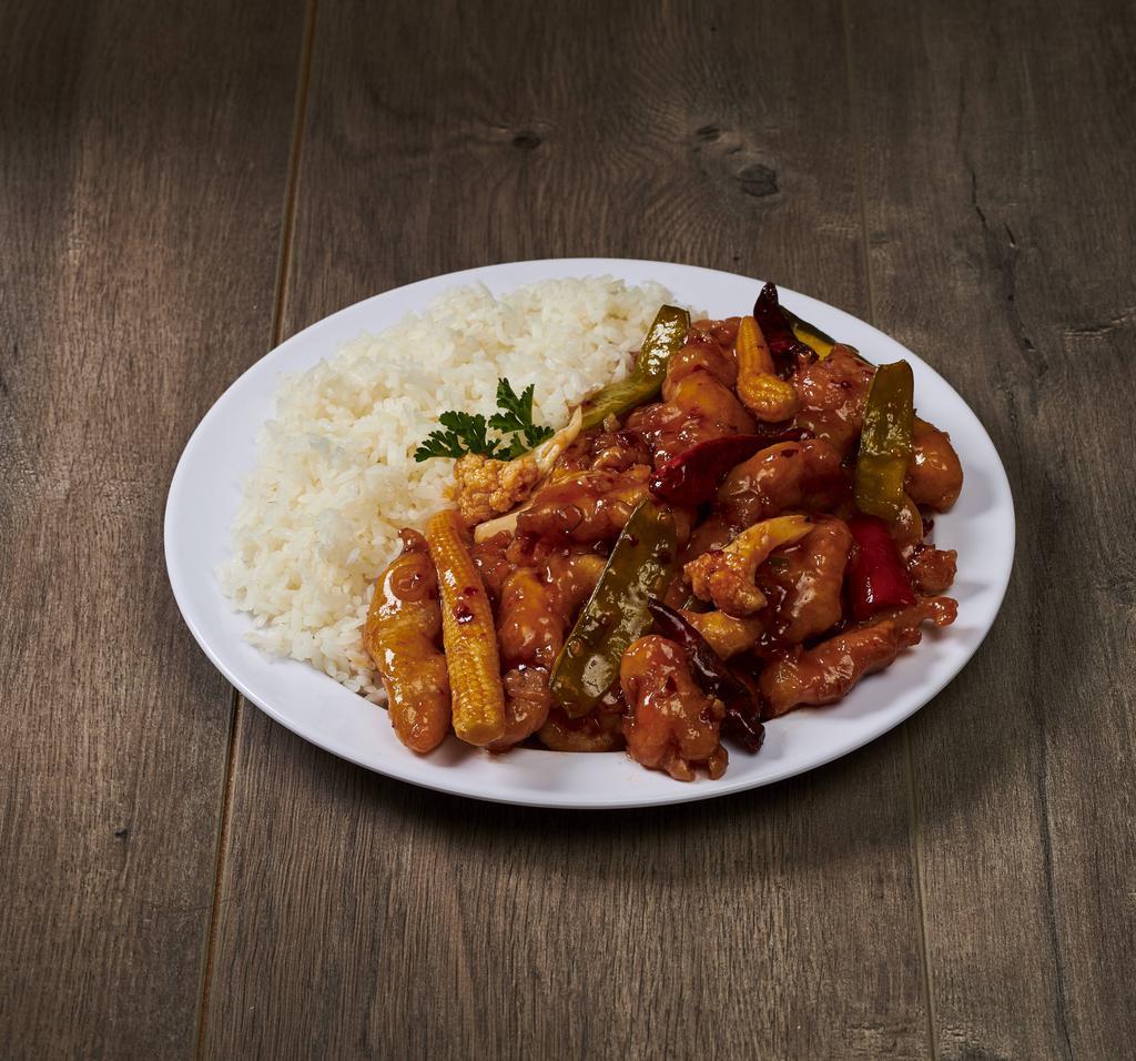 Dinner General Tso's Chicken · Deep-fried chicken with mixed vegetables in spicy orange sauce. Served with side of rice.