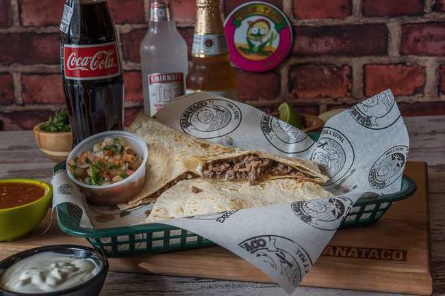 Quesadilla Special  · (Chicken or beef fajita quesadilla served with side of pico de gallo, side of sour cream, rice&beans and a fountain drink