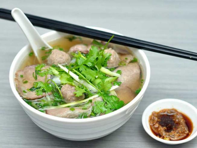 Beef ball soup (Chén súp bò viên, 6 miếng & hành ngò) · A pint of beef broth with 6 pieces of beef ball.
Topping with green scallion and cilantro.
