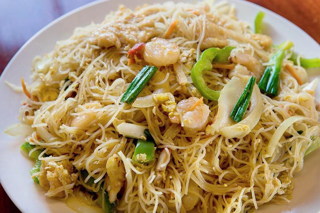Singapore Rice Noodle · Shrimp, BBQ Pork, chicken, green pepper, onion, egg with curry sauce