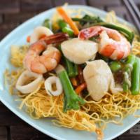 90. Malaysian Crispy Noodle · Crispy deep-fried egg noodle in light brown egg sauce and vegetables.