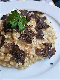 Risotto con Crema di Tartufo · Risotto withy black truffle sauce, white truffle oil and shaved Grana Padano DOP cheese. Glu...