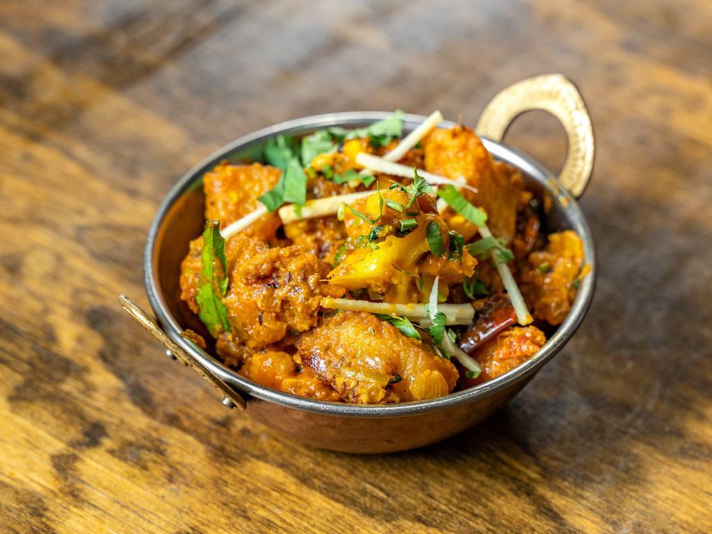 Aloo Gobi · Fresh cauliflower and potatoes cooked with curry sauce, fresh tomatoes and spices. Served with basmati rice.   
(Vegan available If requested)