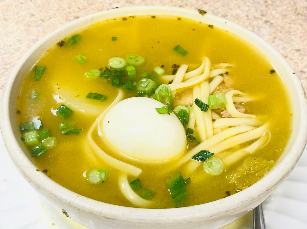 Caldo de Gallina · Hen soup with vegetables .